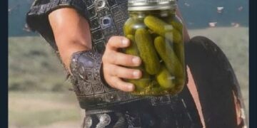 Eric Bana as Achilles from Troy holding a jar of pickles